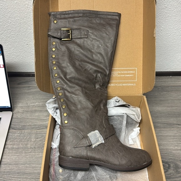 Journee Collection Women's Spokane Stacked Heel Riding Boots - Picture 4 of 5